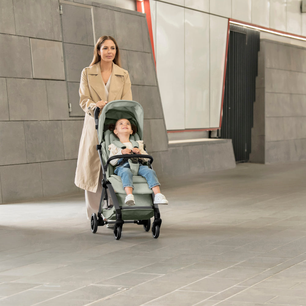 Britax-Römer Flylite travel stroller Sage Green Mother and Child