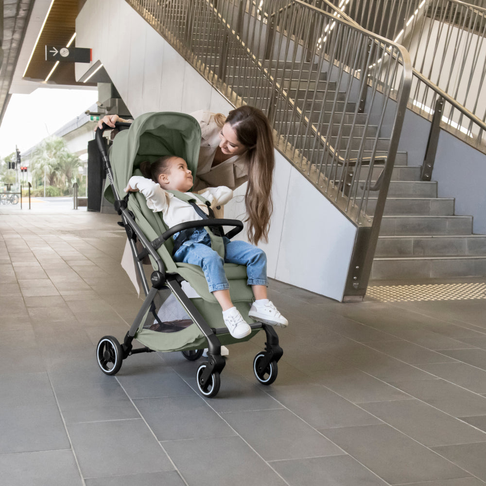 Britax-Römer Flylite travel stroller Sage Green Mother and Child