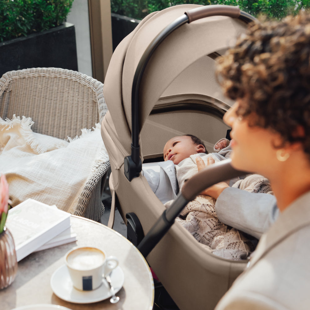 Britax_Römer_RIO_Carrycot_Teak, mum with baby