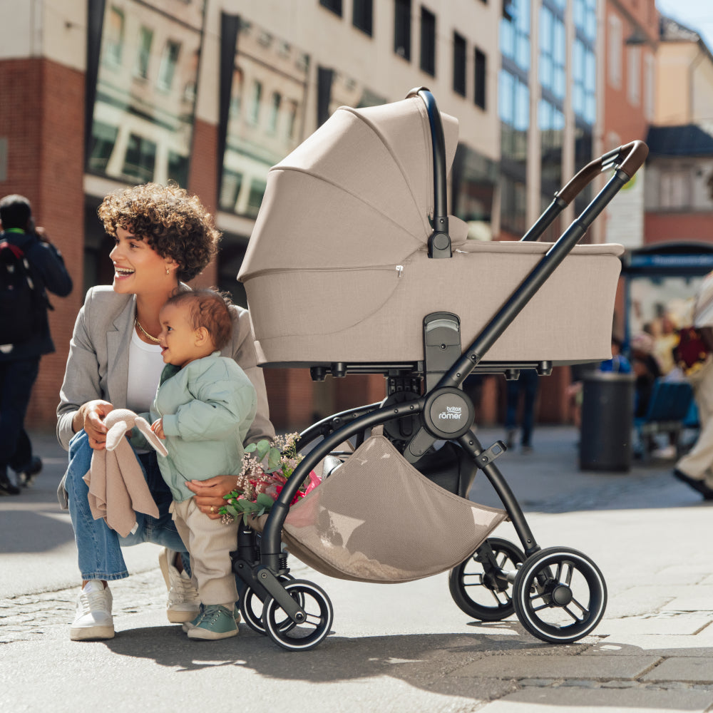 Britax Rio Travel System Stroller Pram Carrycot Teak mother with toddler