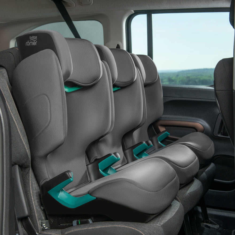 Britax-Römer Discovery Plus 2 high back booster car seat in midnight grey, three-across in car