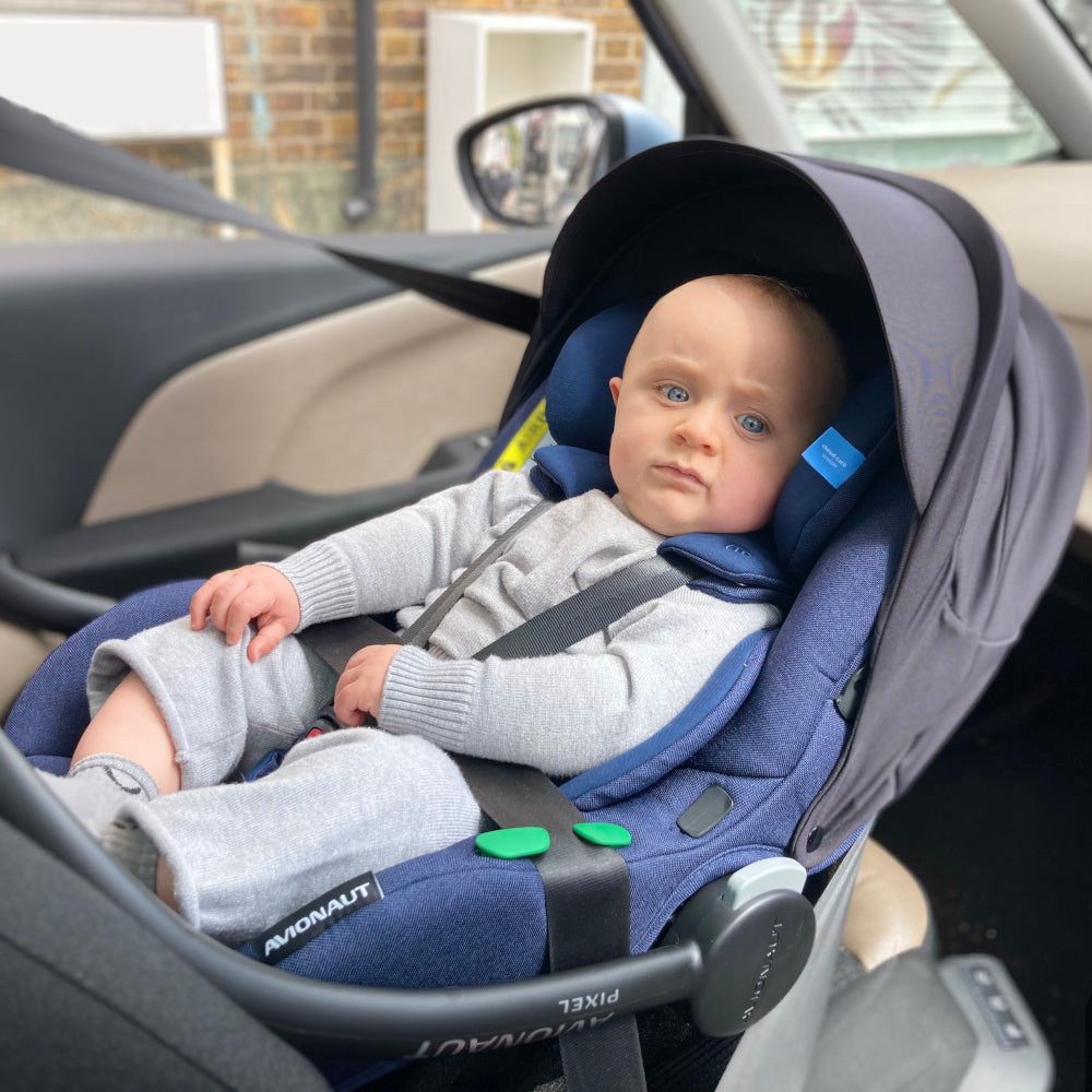 Avionaut Pixel PRO 2.0c Infant Carrier Car Seat Navy Blue baby in car