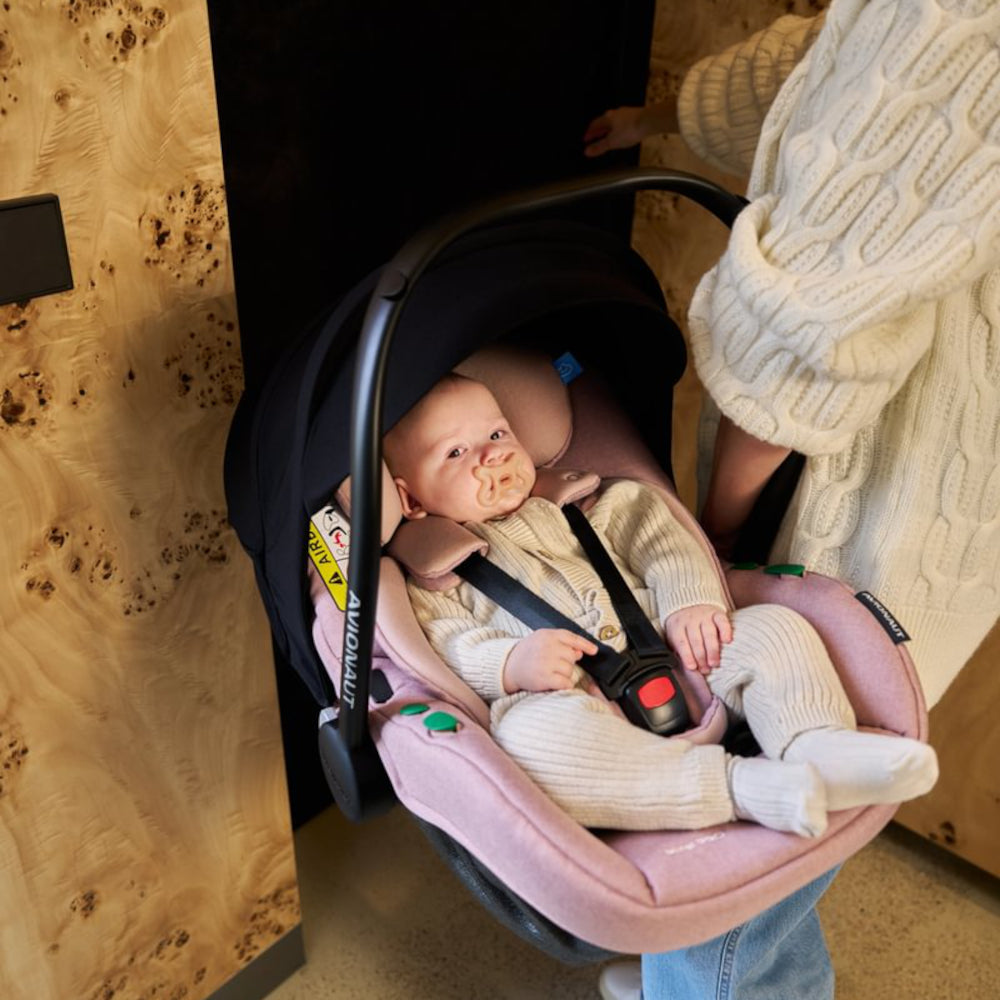 Avionaut Pixel PRO 2.0c Infant Carrier Car Seat Pink woman carrying baby