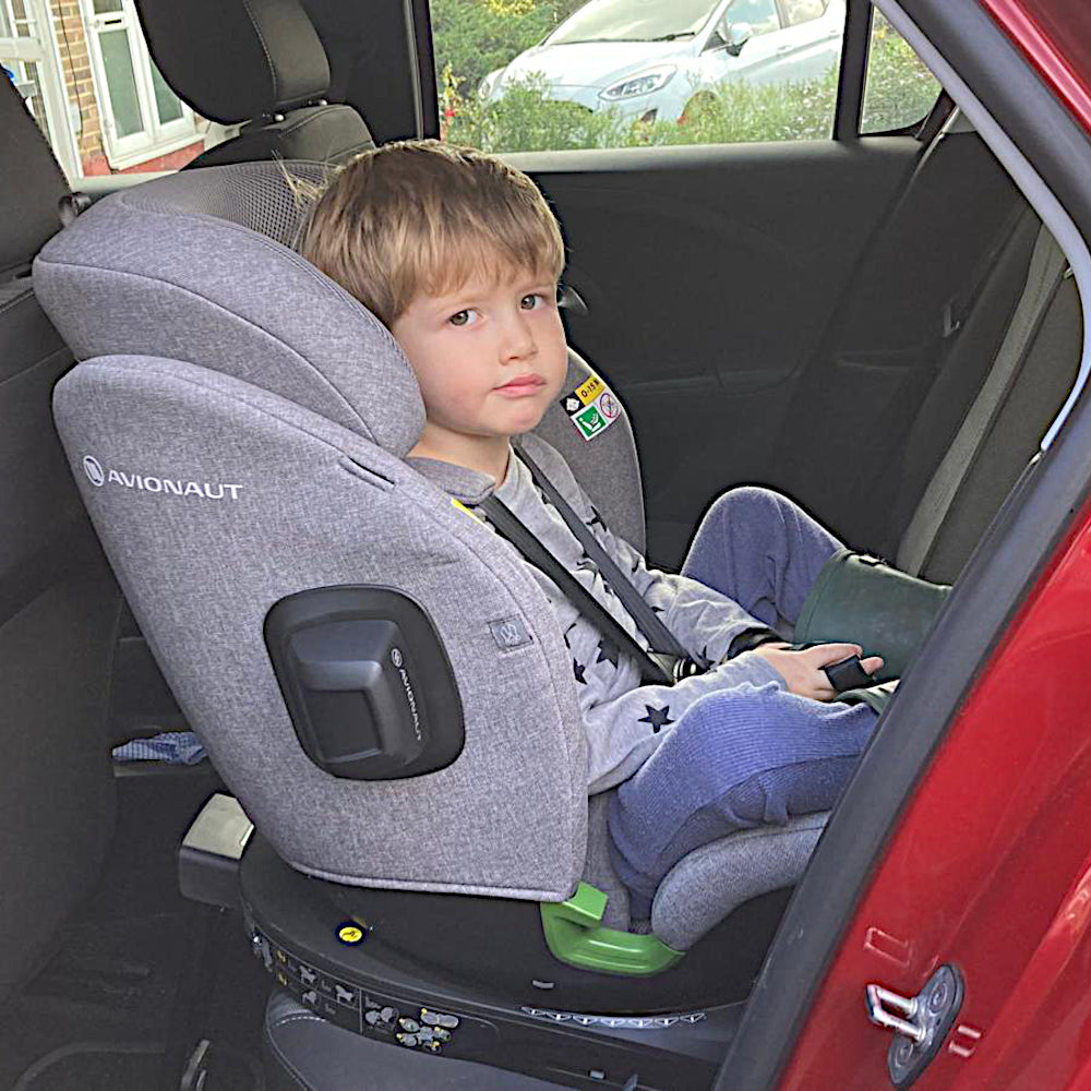 Avionaut Stardust 360 Grey child in red car
