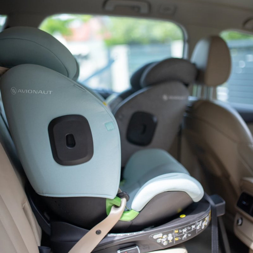 Avionaut Stardust car seat 360 in car, grey rear facing, mint booster