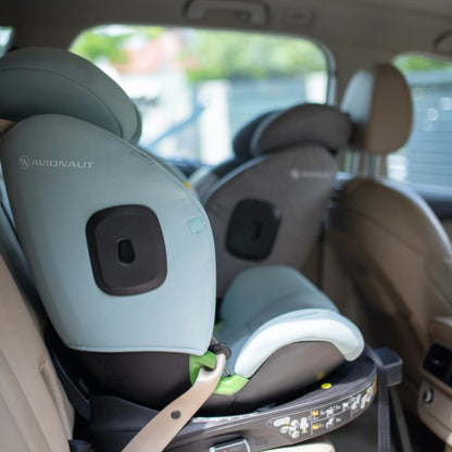 Avionaut Stardust car seat 360 in car, grey rear facing, mint booster