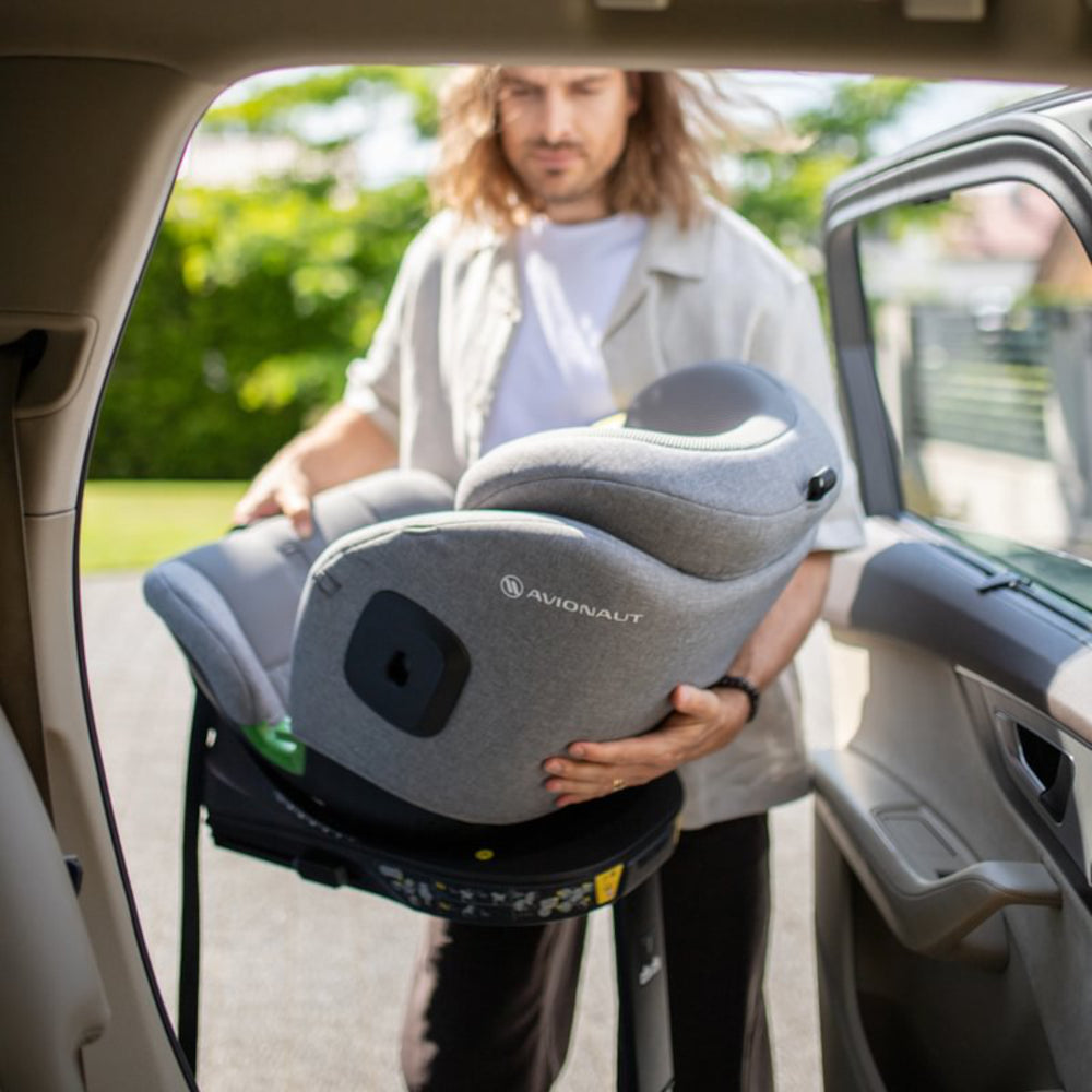 Avionaut Stardust 360 Grey man outside car