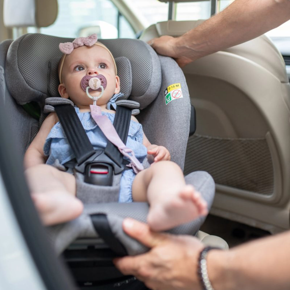 Avionaut Stardust 360 Car Seat from Birth with Newborn Insert Grey Baby In Car