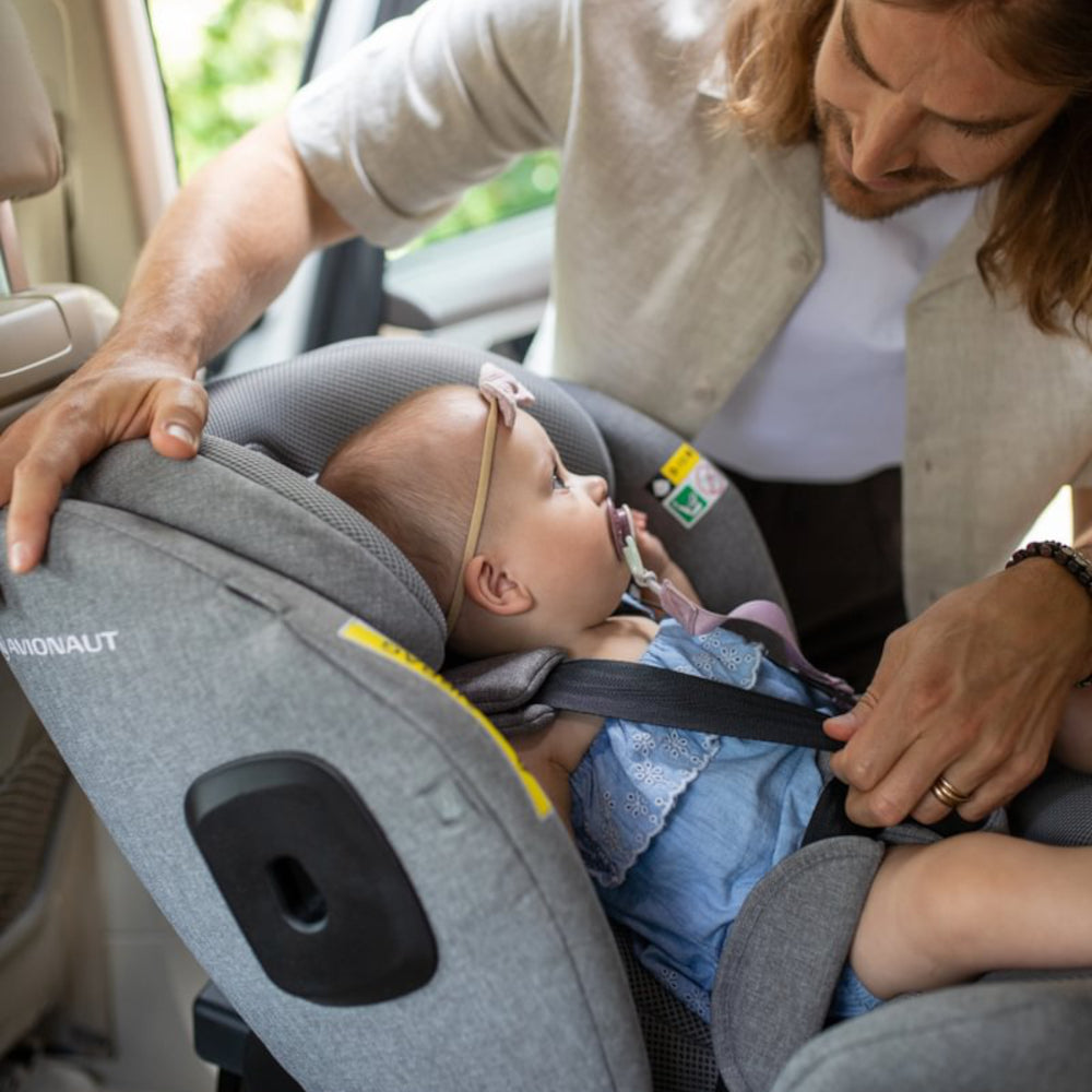 Avionaut Stardust 360 Car Seat from Birth with Newborn Insert Grey man and baby in car