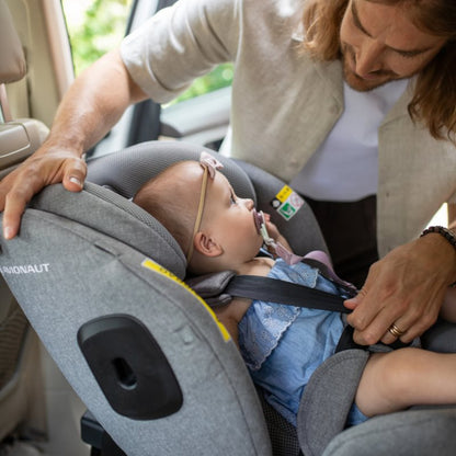 Avionaut Stardust 360 Car Seat from Birth with Newborn Insert Grey man and baby in car