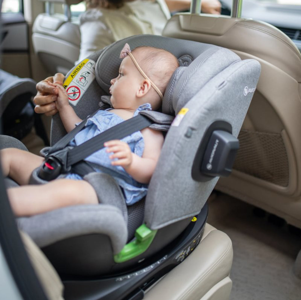 Avionaut Stardust 360 Car Seat from Birth with Newborn Insert Grey baby in car