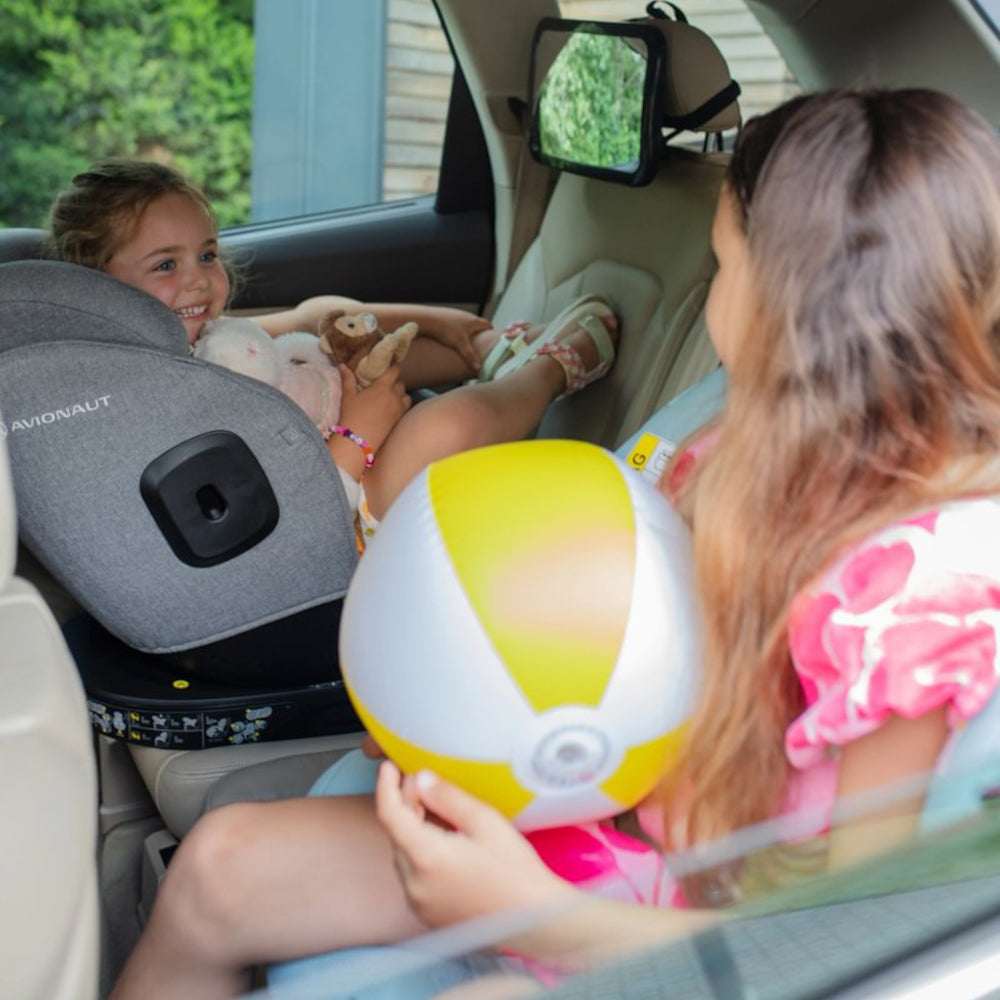 Avionaut Stardust 360 Car Seat Grey two girls in car