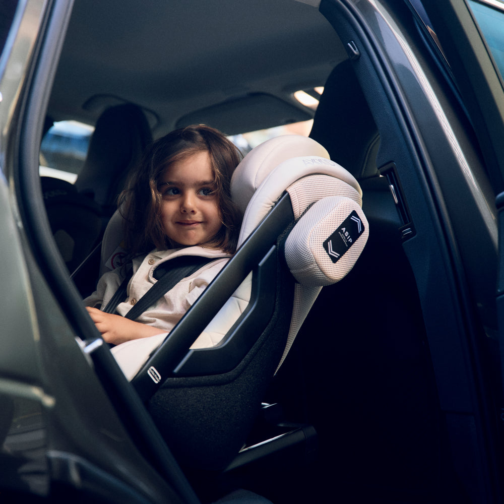 Axkid One+ 3 Car Seat Beachgrass Beige Child in car