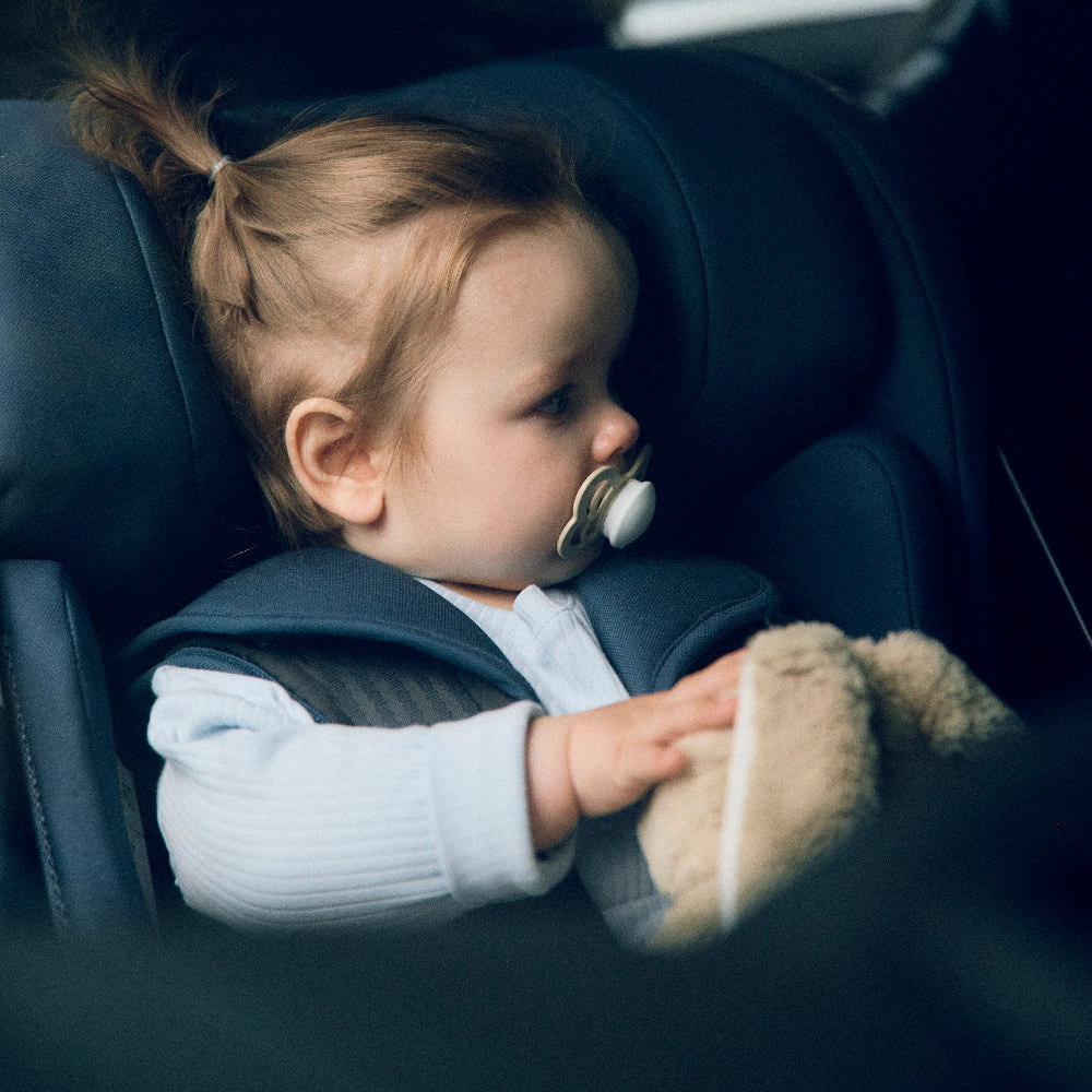 Axkid One+ 3 Car Seat Glacier Lake Blue in car