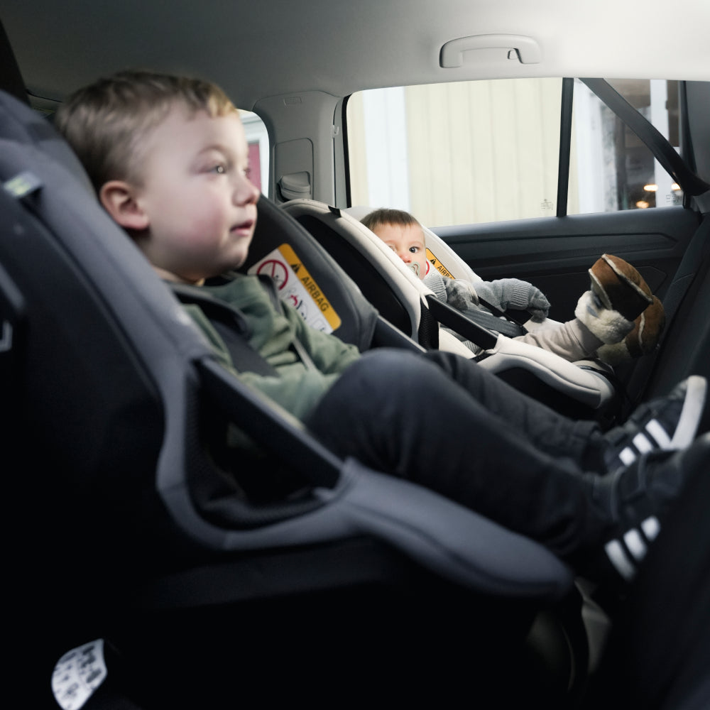 Axkid Spinkid 2 Car Seat Arctic Mist Grey Two Children In A Car