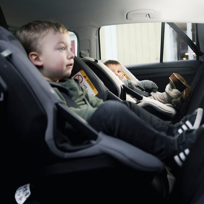Axkid Spinkid 2 Car Seat Arctic Mist Grey Two Children In A Car