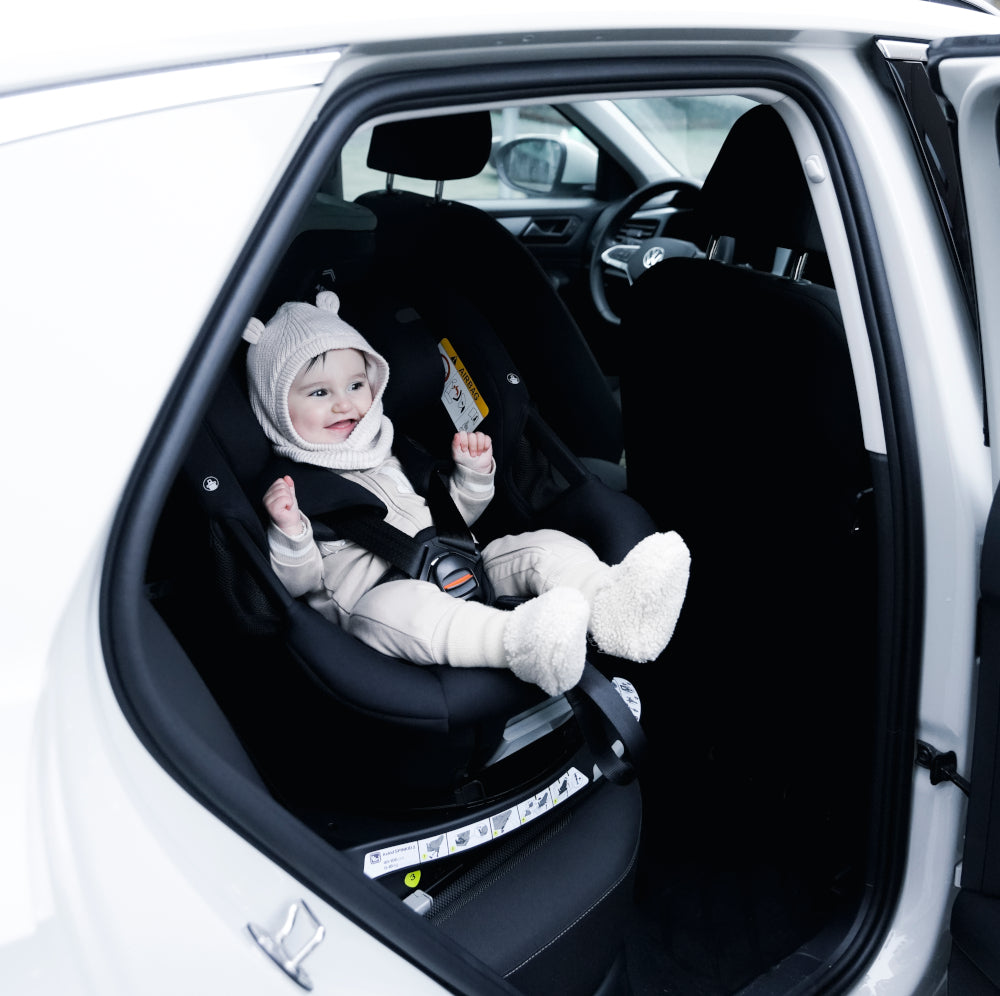 Axkid Spinkid 2 Car Seat Coastal Storm Black Baby in White Car