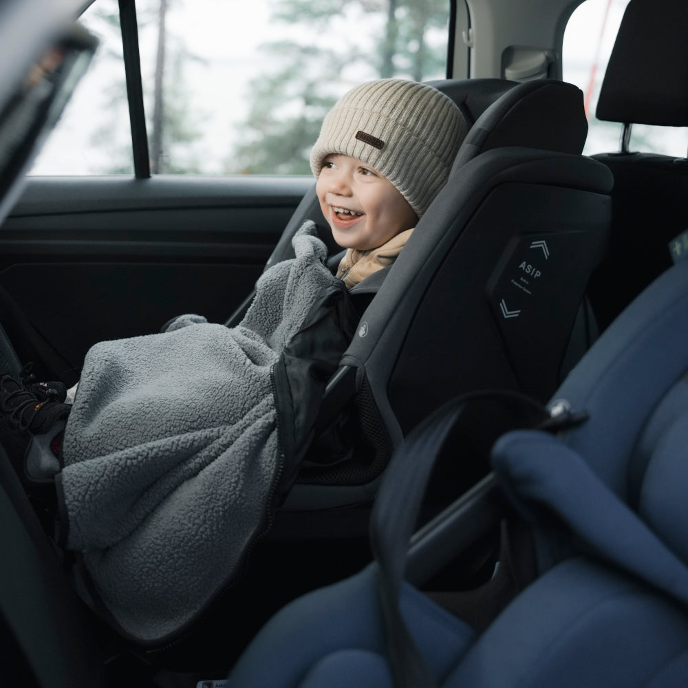 Axkid Spinkid 2 Glacier Lake Blue Arctic Storm Grey Two seats one child in a car
