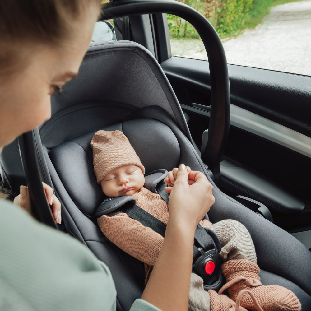 Britax Römer Baby-Safe Core infant carrier car seat in grey, on Vario ISOfix base