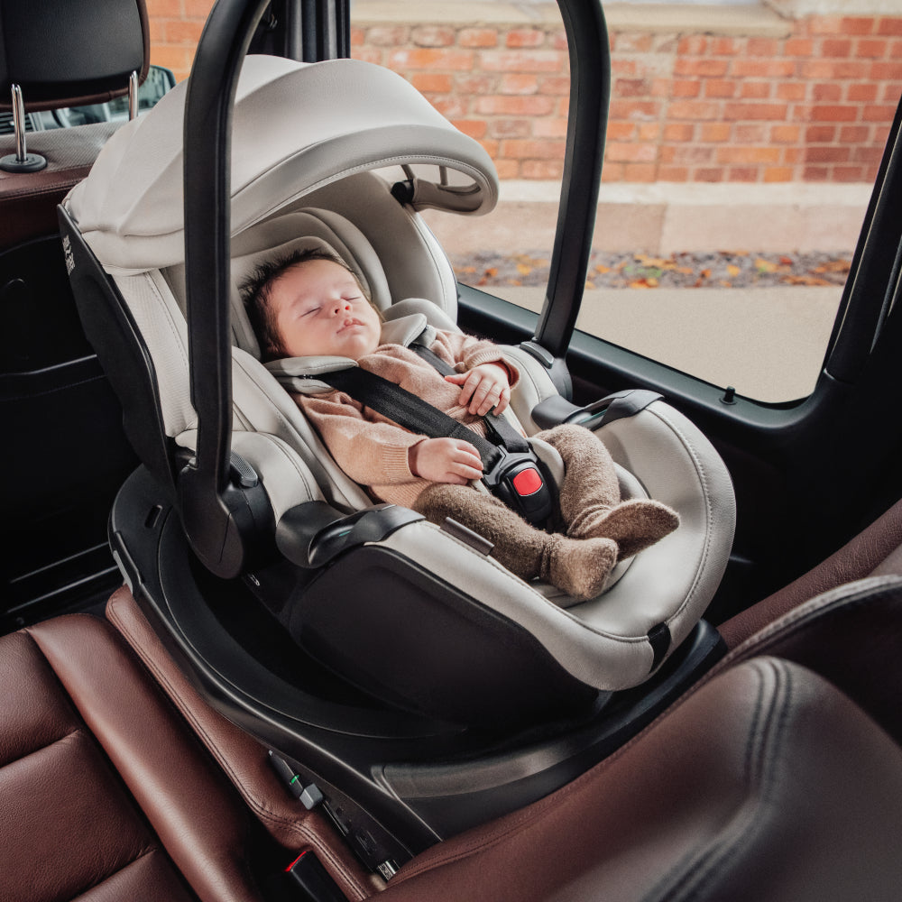 Britax-Römer Baby-Safe Pro infant carrier car seat in Soft Taupe on Vario 5Z ISOfix base, baby in car
