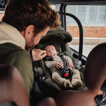 Dad in car with baby in Britax-Römer Baby-Safe Pro infant carrier car seat in Urban Olive on Vario 5Z ISOfix base