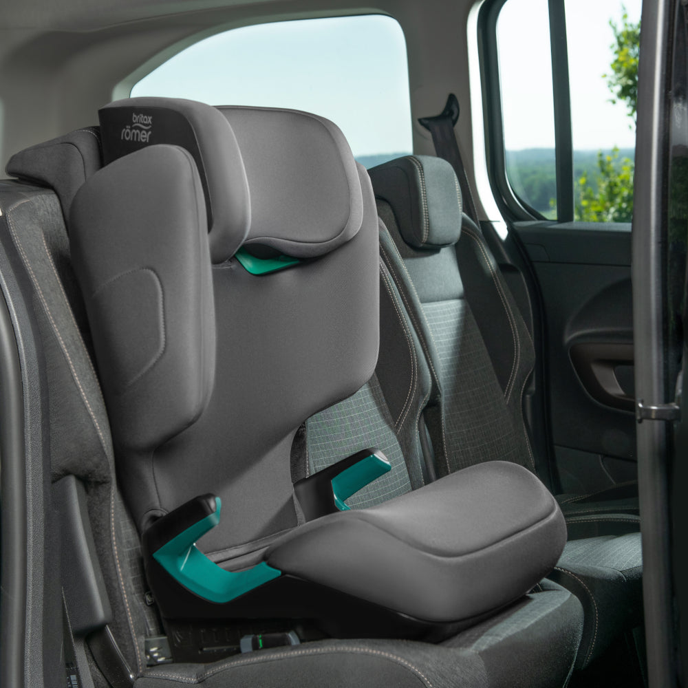 Britax-Römer Discovery Plus 2 high back booster car seat in midnight grey, in car