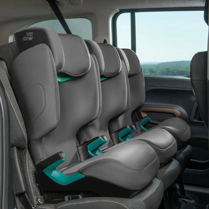 Britax-Römer Discovery Plus 2 high back booster car seat in midnight grey, three-across in car