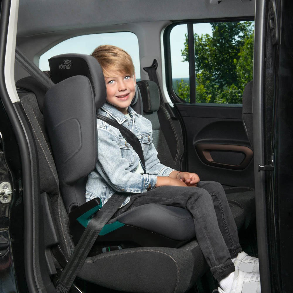 Britax-Römer Discovery Plus 2 high back booster car seat in midnight grey, boy in car