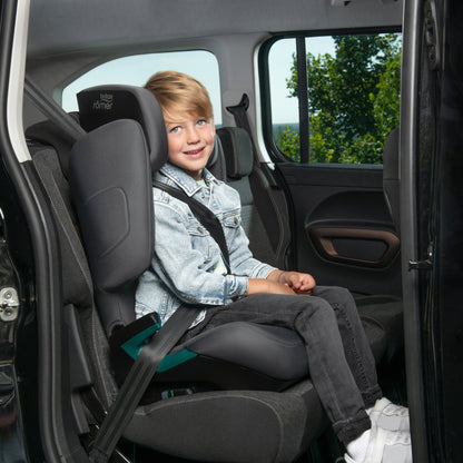 Britax-Römer Discovery Plus 2 high back booster car seat in midnight grey, boy in car