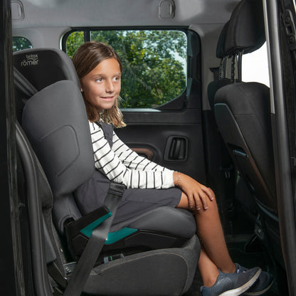 Britax-Römer Discovery Plus 2 high back booster car seat in midnight grey, girl in car