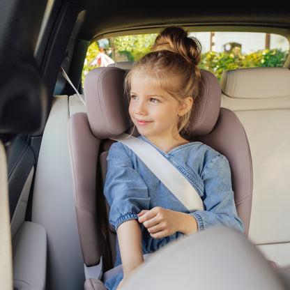 Britax-Römer Swivel ISOfix high back booster car seat in Dusty Rose, girl in car