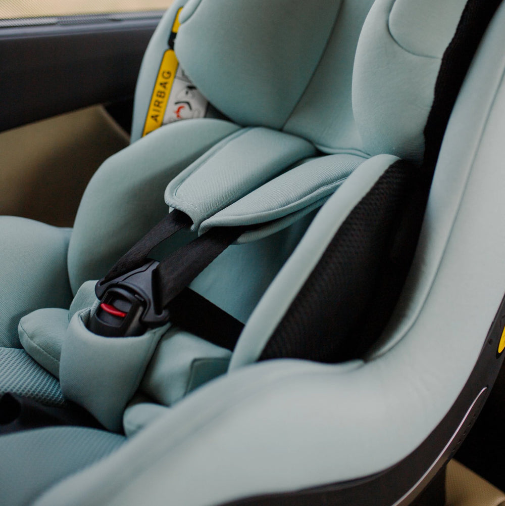 Avionaut Sky AirFlow rear facing car seat mint in car