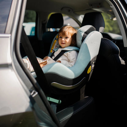 Avionaut Sky AirFlow rear facing car seat mint green child in car